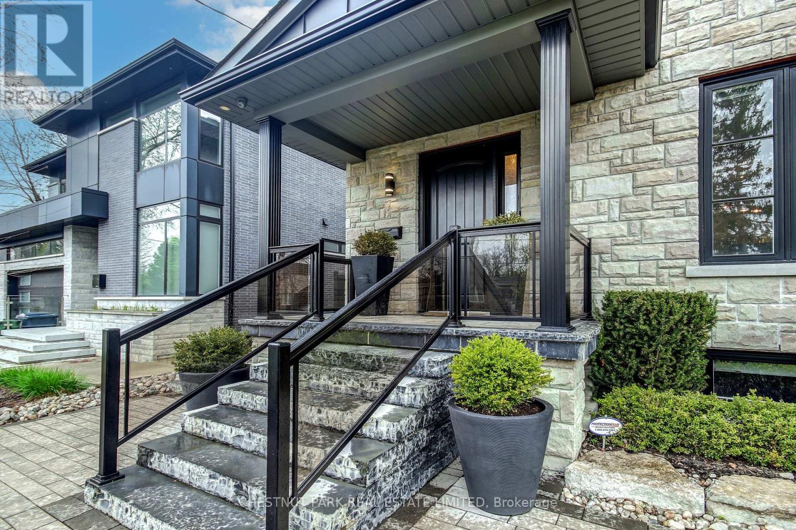 22 Lesmar Drive, Toronto, Ontario  M9B 2V1 - Photo 2 - W12204109