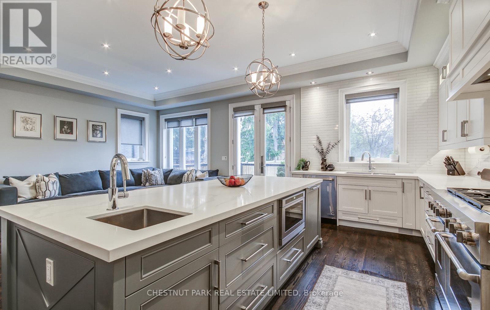 22 Lesmar Drive, Toronto, Ontario  M9B 2V1 - Photo 9 - W12204109