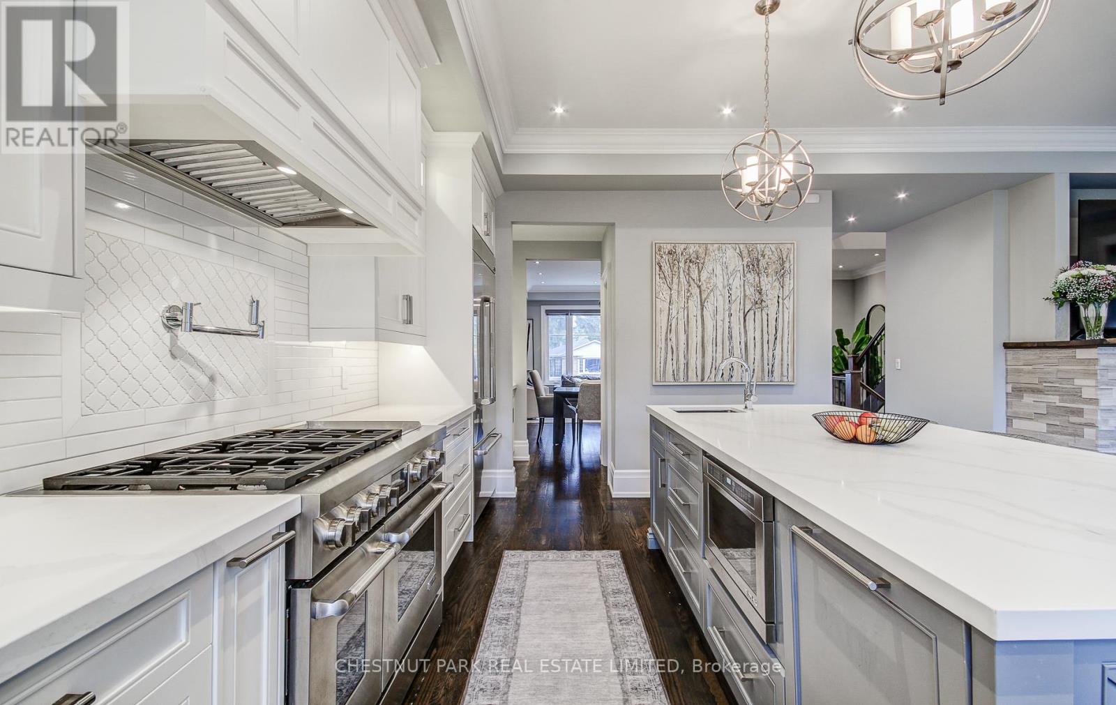 22 Lesmar Drive, Toronto, Ontario  M9B 2V1 - Photo 11 - W12204109