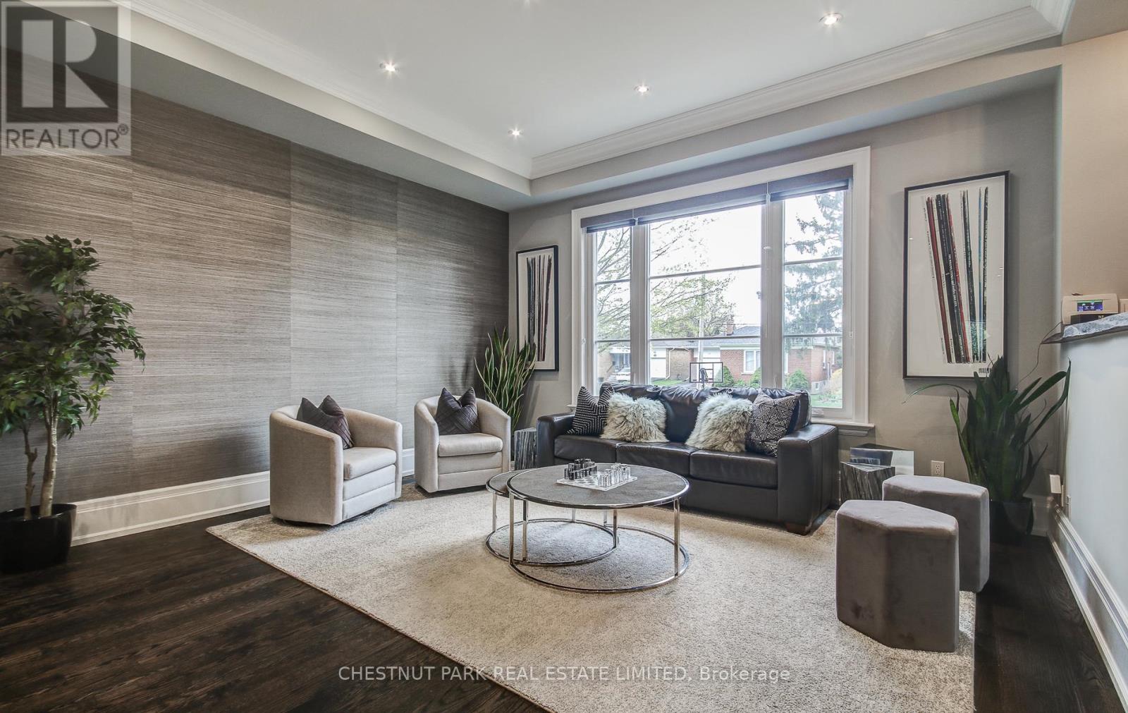 22 Lesmar Drive, Toronto, Ontario  M9B 2V1 - Photo 4 - W12204109