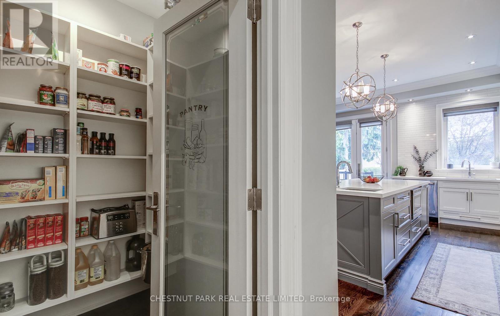 22 Lesmar Drive, Toronto, Ontario  M9B 2V1 - Photo 8 - W12204109