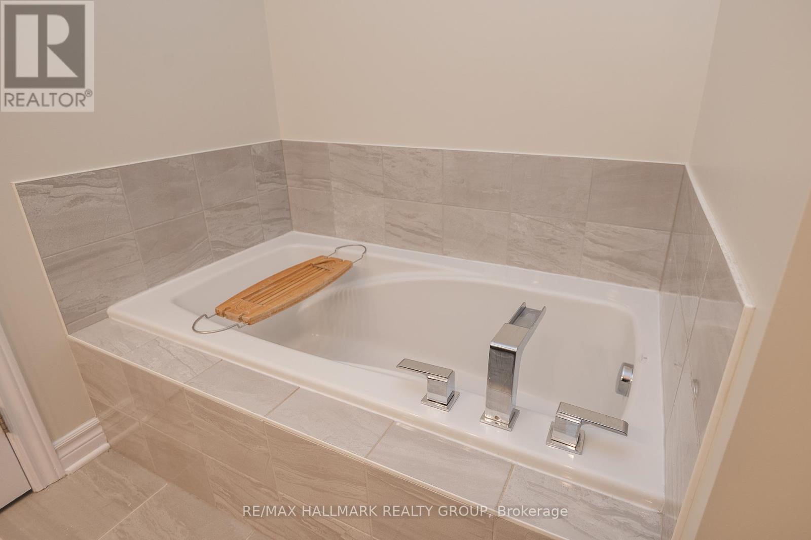 208 Sittelle Private, Ottawa, Ontario  K4A 1G1 - Photo 30 - X12208701