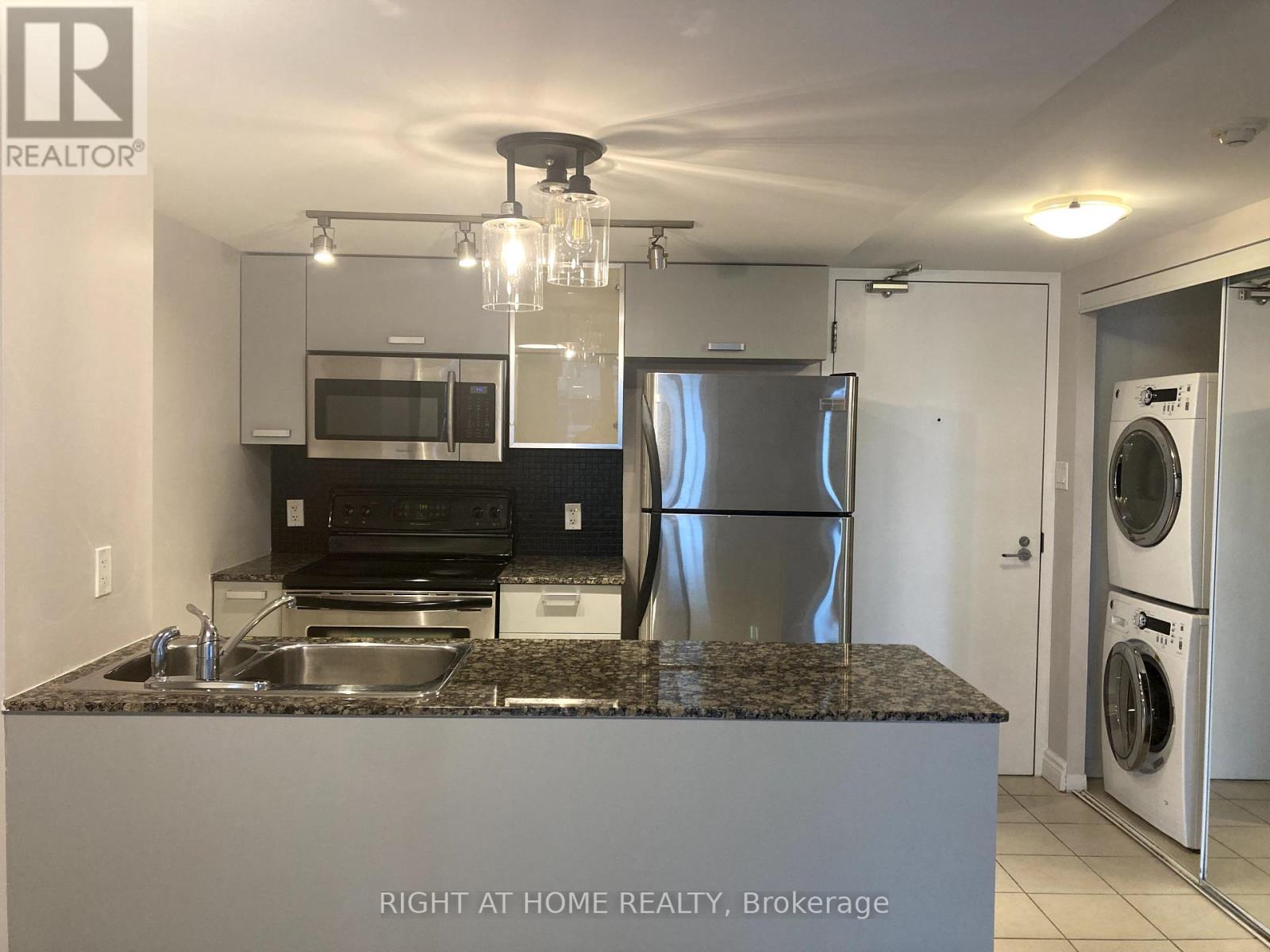 901 - 37 Grosvenor Street, Toronto, Ontario  M4Y 3G5 - Photo 2 - C12208710