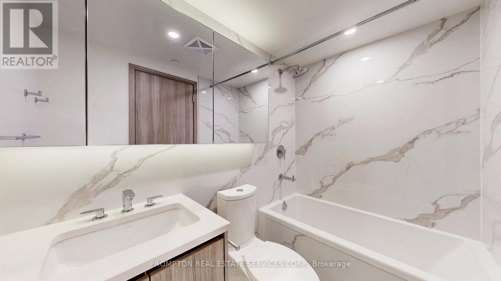 3811 - 1 Concord Cityplace Way, Toronto, Ontario  M5V 0X3 - Photo 15 - C12208733