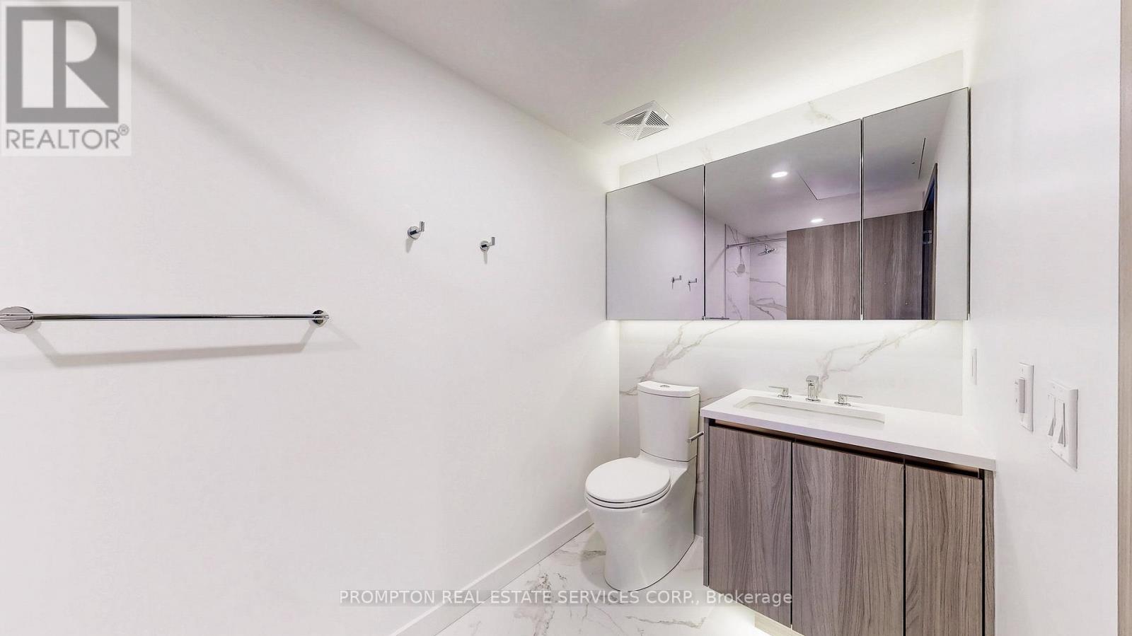 3811 - 1 Concord Cityplace Way, Toronto, Ontario  M5V 0X3 - Photo 21 - C12208733