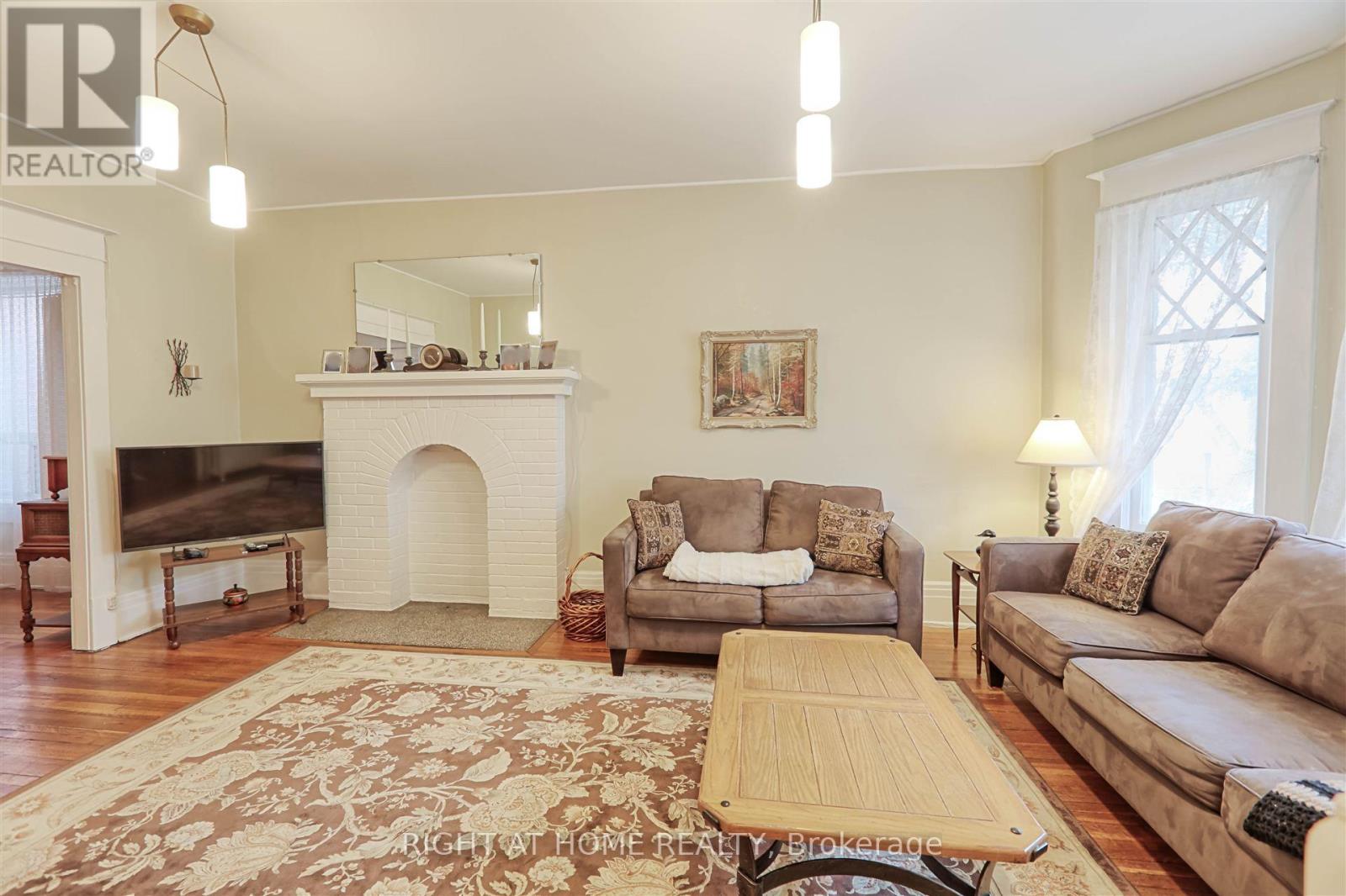Second & Third Floor - 167 Parkside Drive, Toronto, Ontario  M6R 2Y8 - Photo 6 - W12208676
