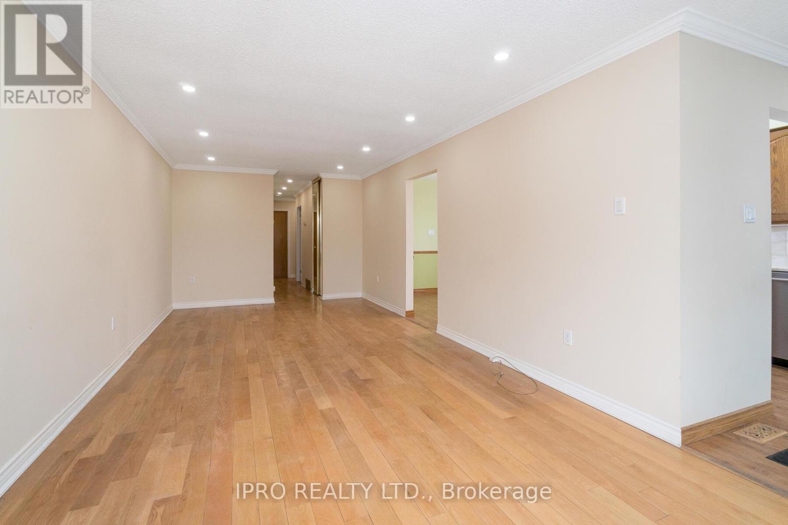 2035 Carleton Court, Burlington, Ontario  L7P 3S6 - Photo 8 - W12208682