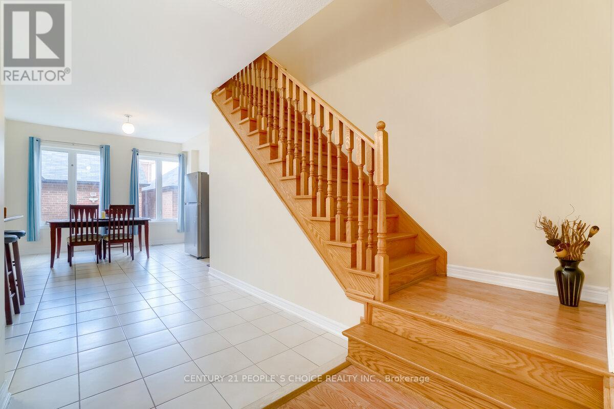 39 Wardenwood Drive, Brampton, Ontario  L6R 3W4 - Photo 10 - W12208702