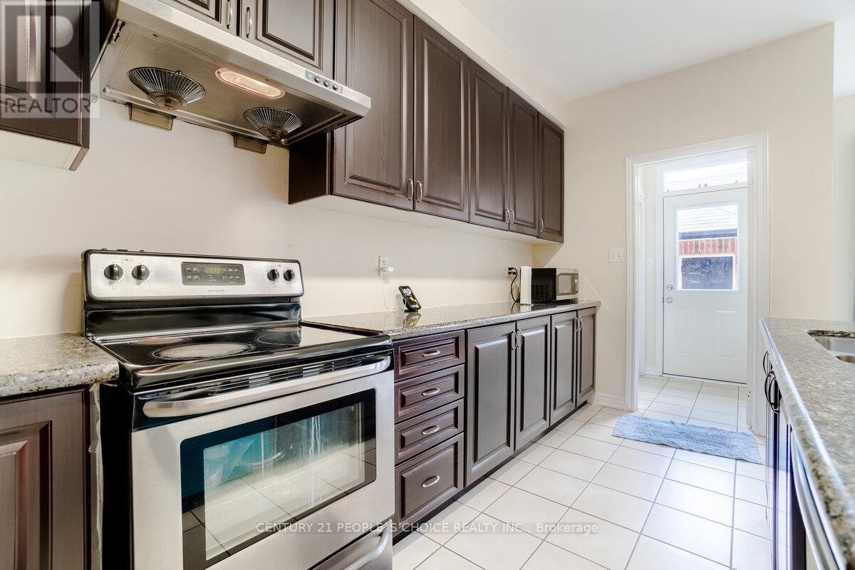 39 Wardenwood Drive, Brampton, Ontario  L6R 3W4 - Photo 14 - W12208702