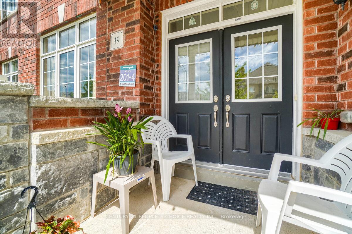 39 Wardenwood Drive, Brampton, Ontario  L6R 3W4 - Photo 3 - W12208702