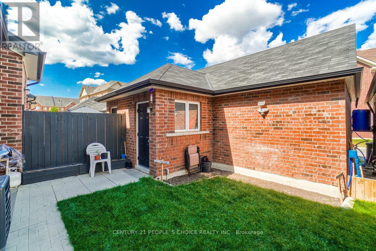 39 Wardenwood Drive, Brampton, Ontario  L6R 3W4 - Photo 36 - W12208702