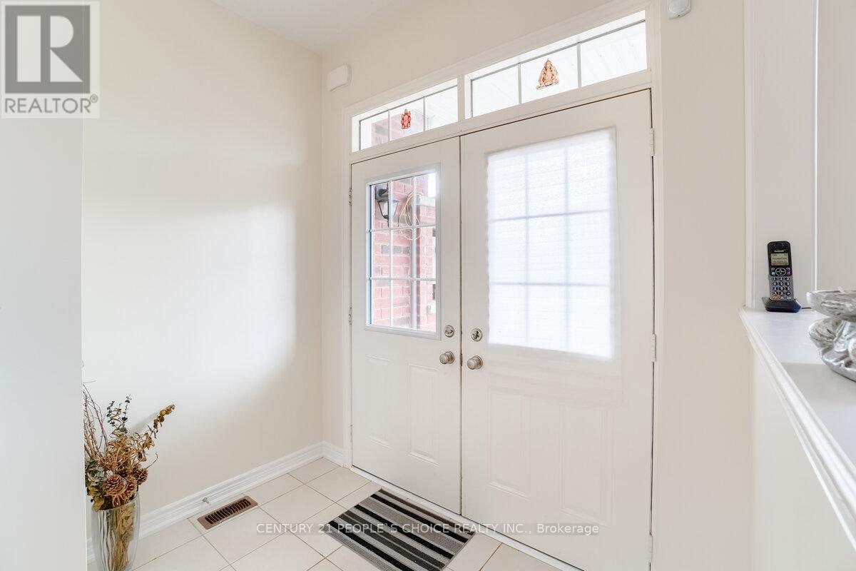 39 Wardenwood Drive, Brampton, Ontario  L6R 3W4 - Photo 4 - W12208702