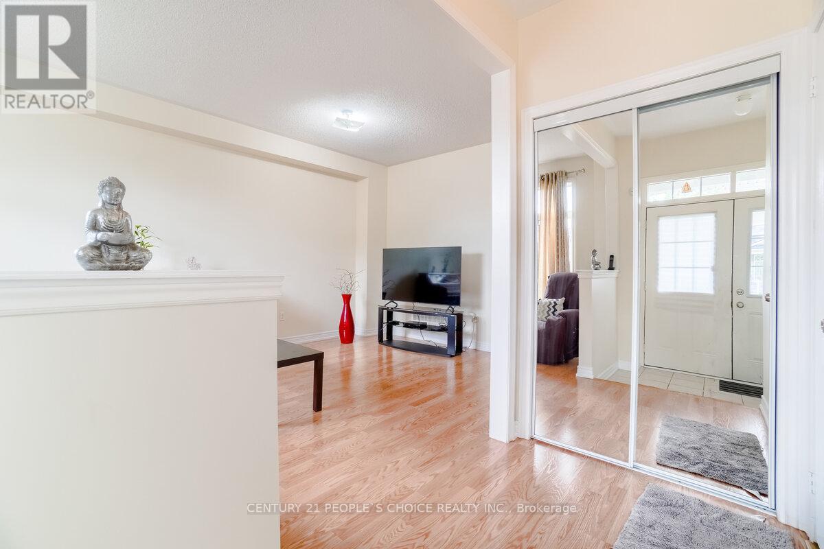 39 Wardenwood Drive, Brampton, Ontario  L6R 3W4 - Photo 5 - W12208702