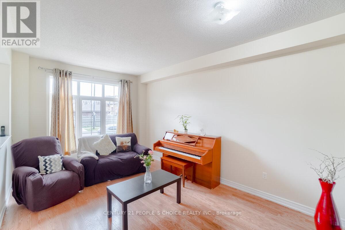 39 Wardenwood Drive, Brampton, Ontario  L6R 3W4 - Photo 6 - W12208702