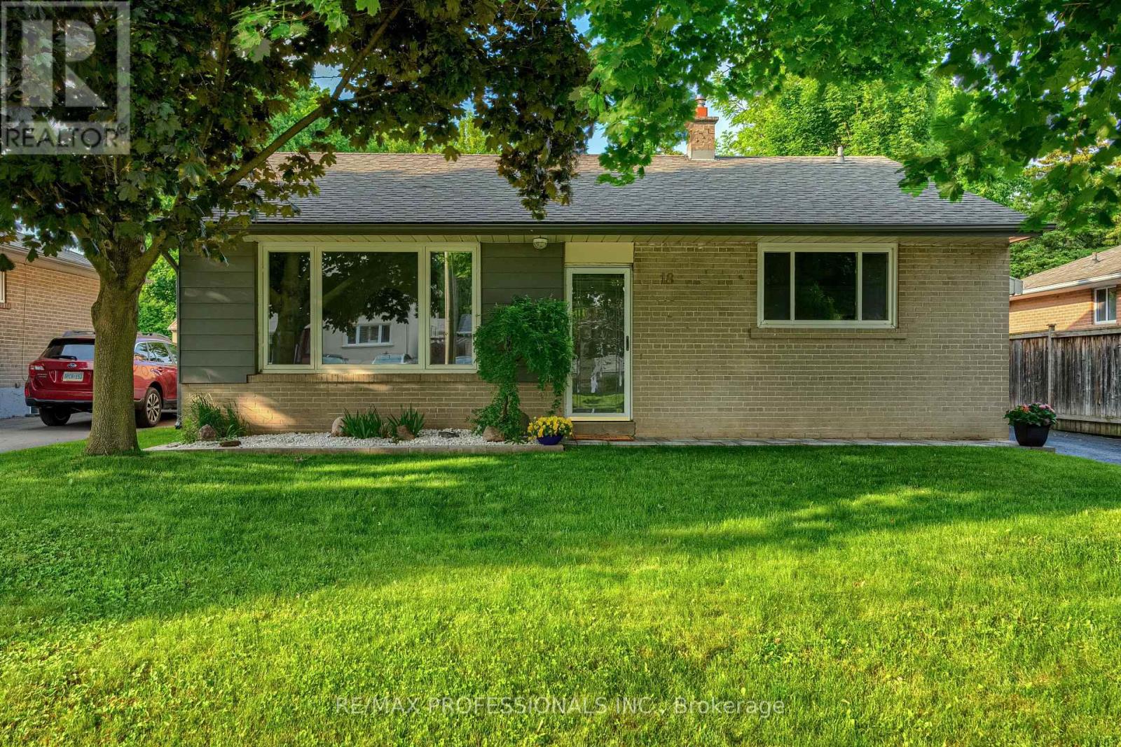 18 Weber Drive, Halton Hills, Ontario  L7G 1C3 - Photo 2 - W12208706