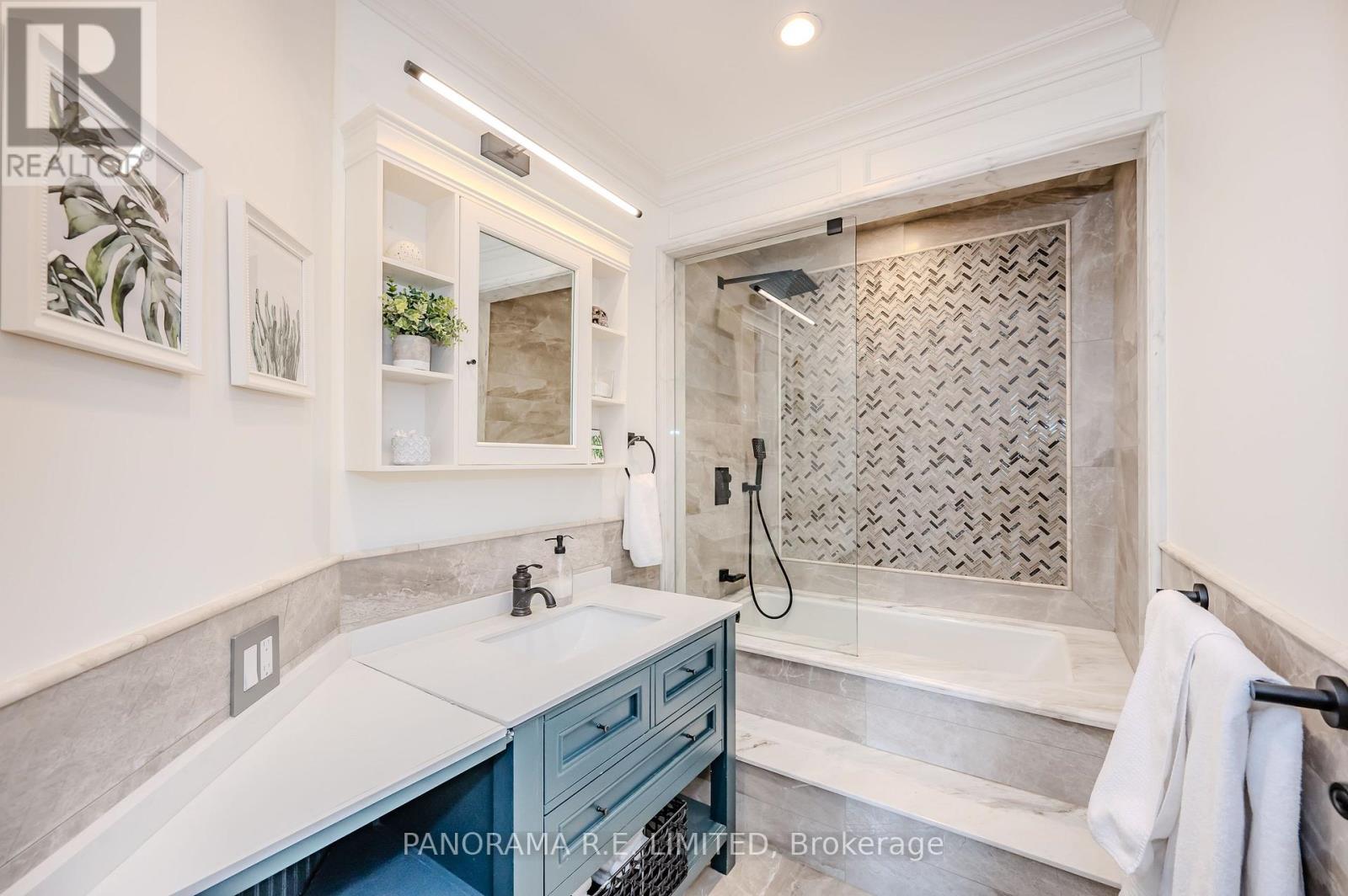 Main - 12 Arkley Crescent, Toronto, Ontario  M9R 3S3 - Photo 14 - W12208712