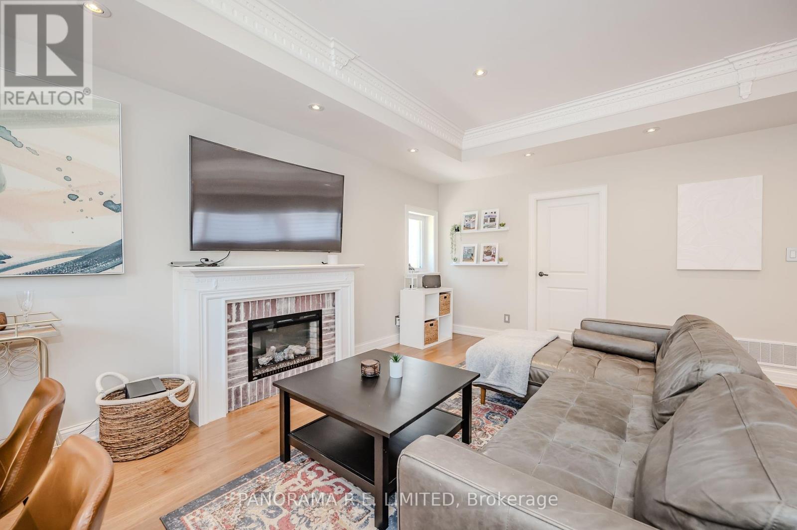 Main - 12 Arkley Crescent, Toronto, Ontario  M9R 3S3 - Photo 2 - W12208712