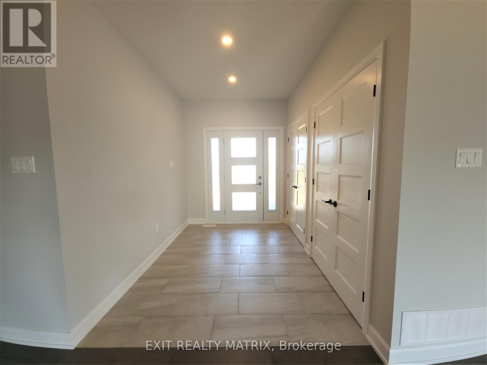 33 Whitetail Avenue, South Stormont, Ontario  K0C 1P0 - Photo 2 - X12208751