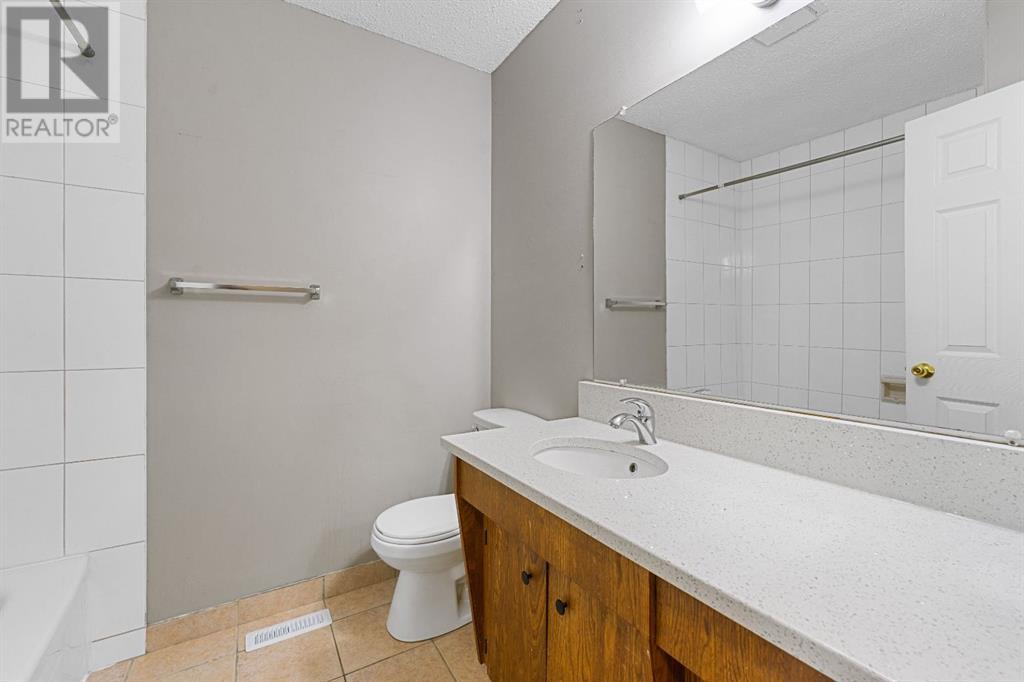 107 Beacham Way Nw, Calgary, Alberta  T3K 1R9 - Photo 12 - A2228761