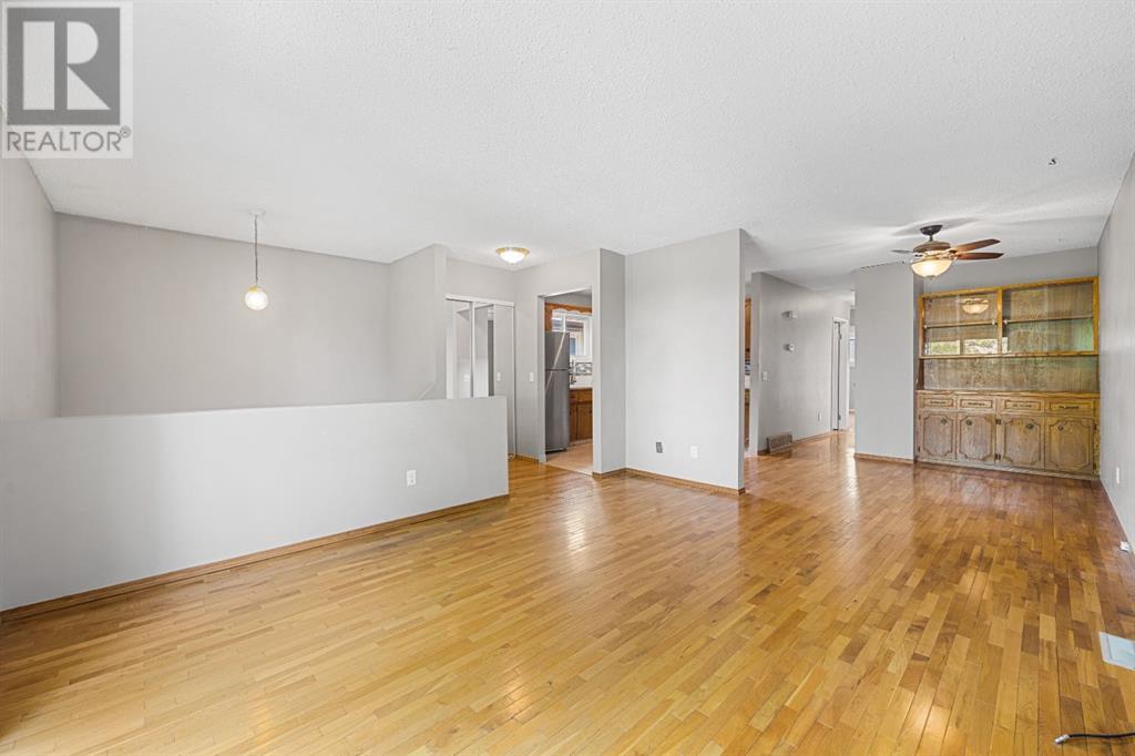 107 Beacham Way Nw, Calgary, Alberta  T3K 1R9 - Photo 2 - A2228761
