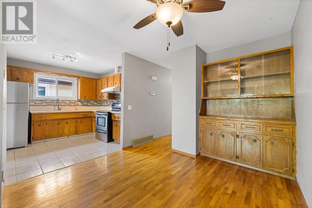 107 Beacham Way Nw, Calgary, Alberta  T3K 1R9 - Photo 5 - A2228761