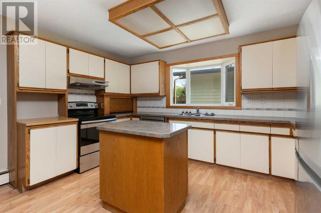 5204 43 Avenue, Camrose, Alberta  T4V 0A2 - Photo 6 - A2227332