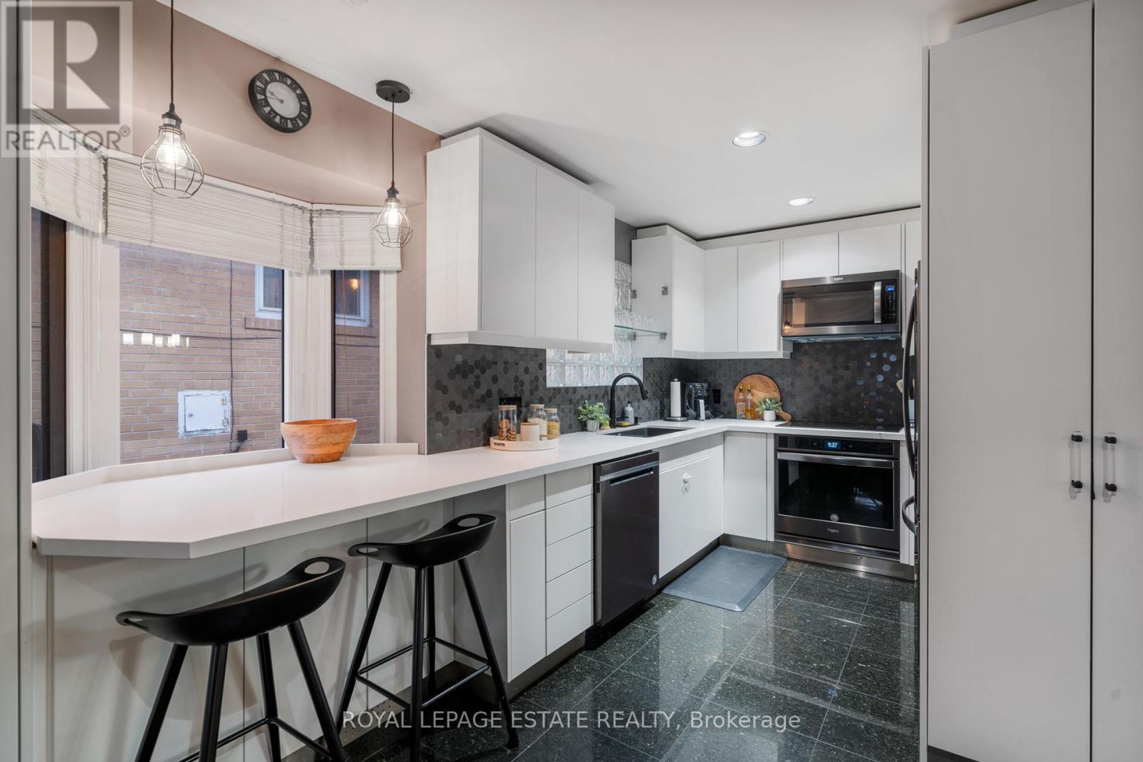 9 Dixington Crescent, Toronto, Ontario  M9P 2K3 - Photo 11 - W12206836