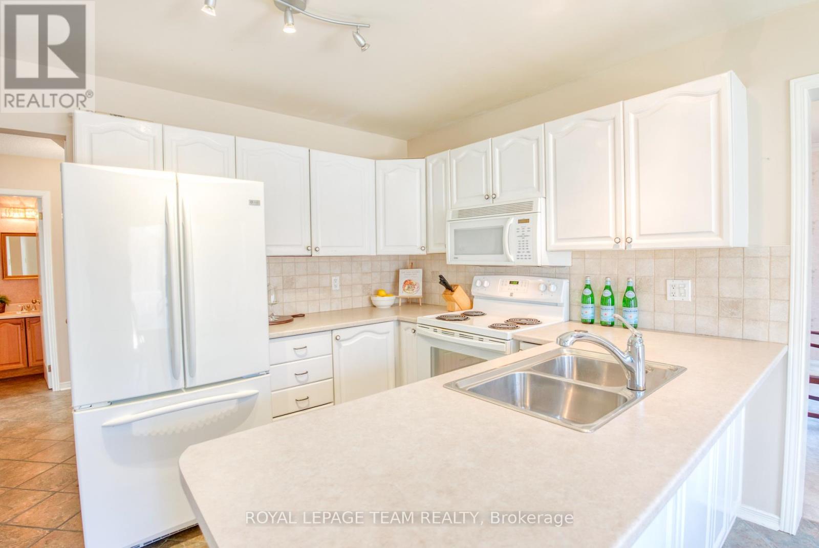69 Shetland Way, Ottawa, Ontario  K2M 1S8 - Photo 10 - X12104768