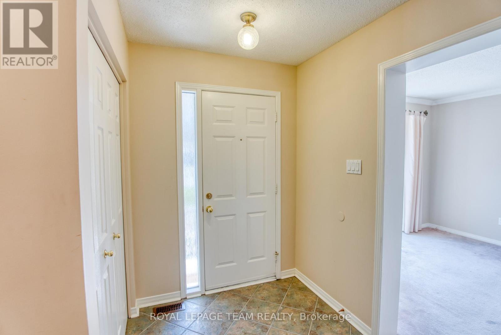69 Shetland Way, Ottawa, Ontario  K2M 1S8 - Photo 5 - X12104768
