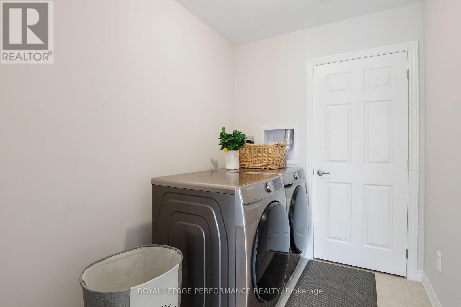827 Kiniw Private, Ottawa, Ontario  K1K 5A3 - Photo 4 - X12206790