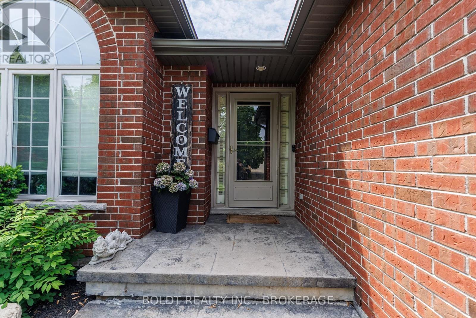 54 Briarwood Drive, St. Catharines, Ontario  L2S 4A6 - Photo 2 - X12208783