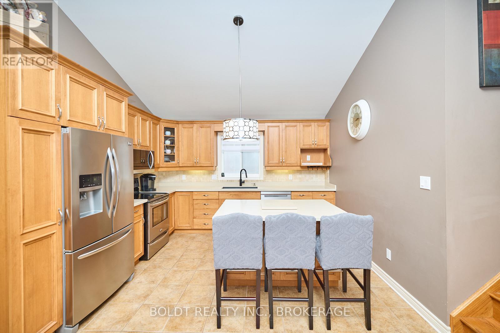 54 Briarwood Drive, St. Catharines, Ontario  L2S 4A6 - Photo 7 - X12208783