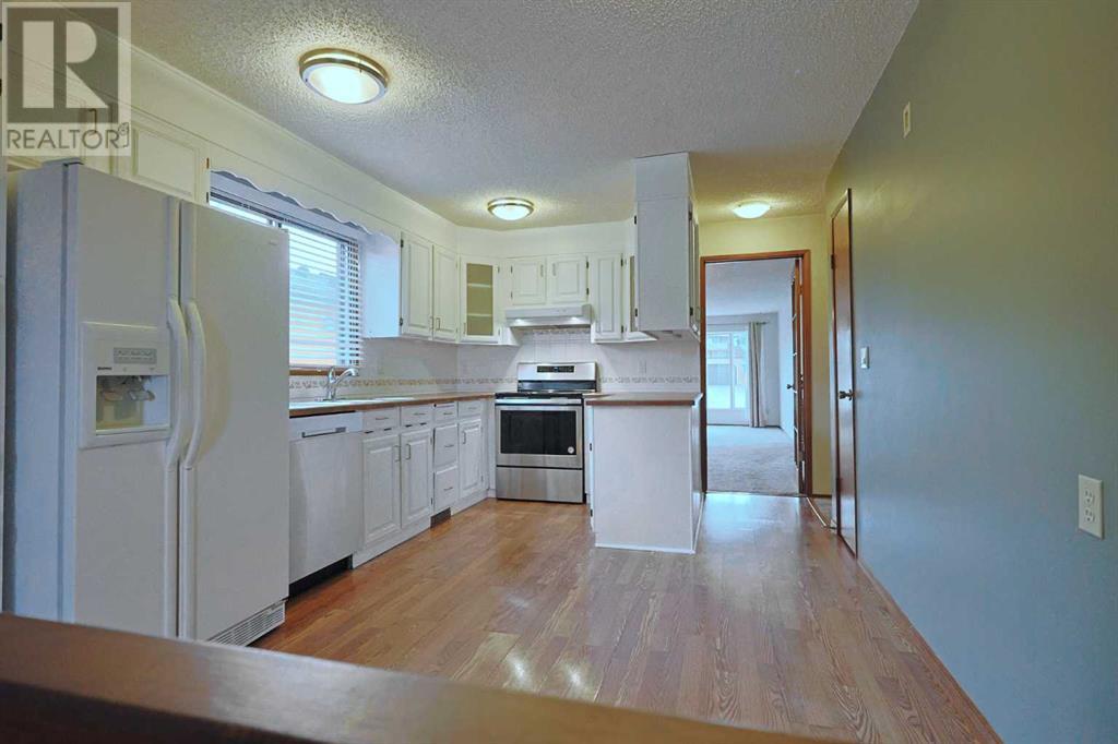 8 Edgeland Bay Nw, Calgary, Alberta  T3A 2Y7 - Photo 3 - A2227583