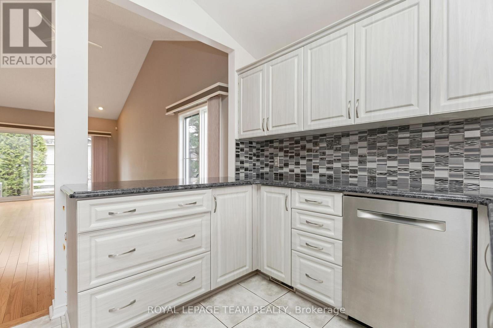 8 Windchime Crescent, Ottawa, Ontario  K2G 6J3 - Photo 12 - X12203646