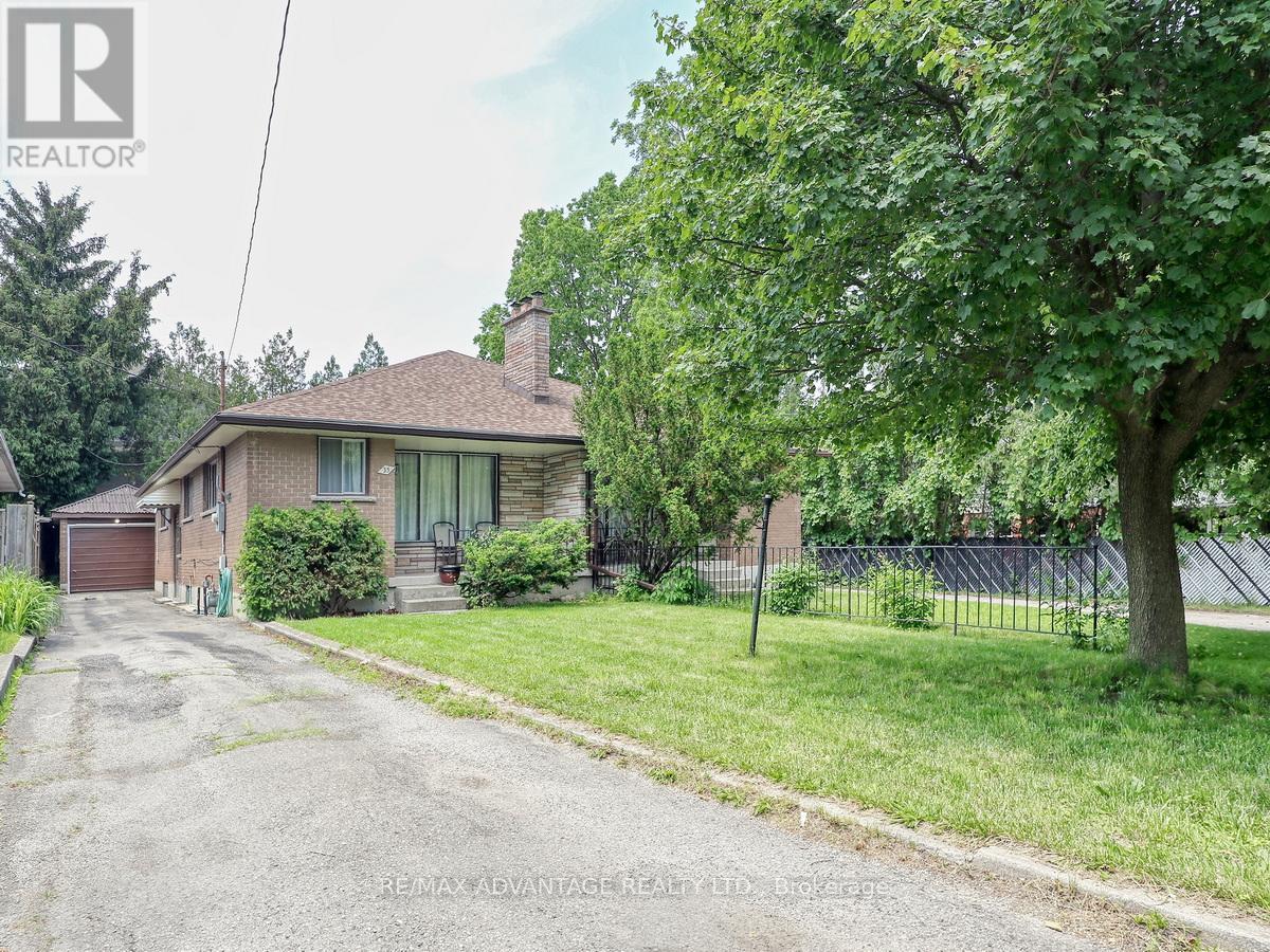 33-35 Adare Crescent, London South, Ontario  N6C 2S7 - Photo 3 - X12208861
