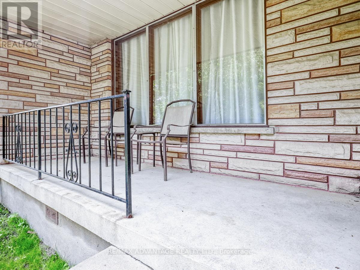 33-35 Adare Crescent, London South, Ontario  N6C 2S7 - Photo 4 - X12208861