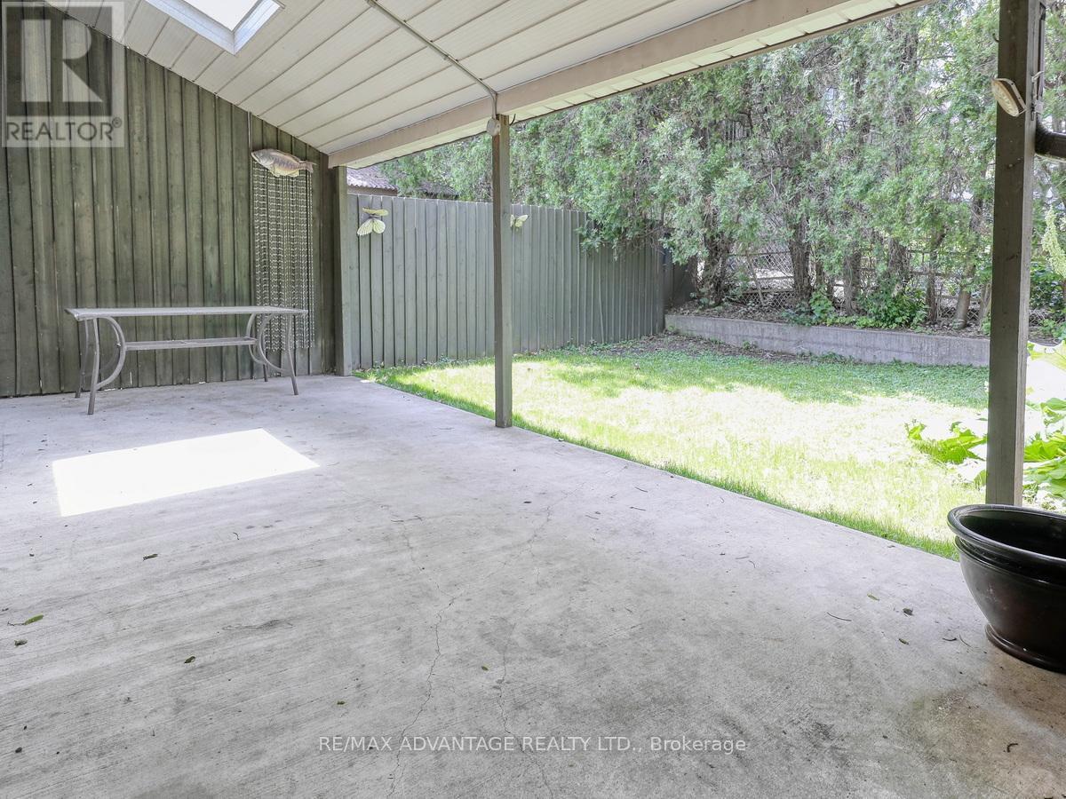 33-35 Adare Crescent, London South, Ontario  N6C 2S7 - Photo 5 - X12208861