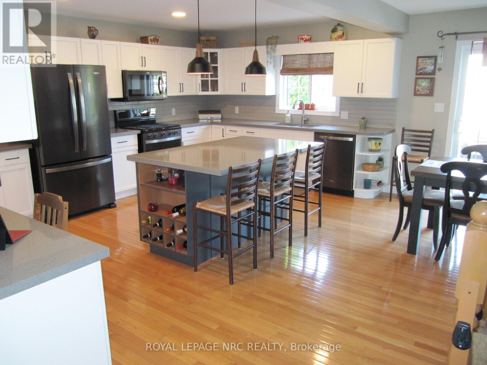 36 Honey Locust Circle, Thorold, Ontario  L2V 5E2 - Photo 5 - X12208816