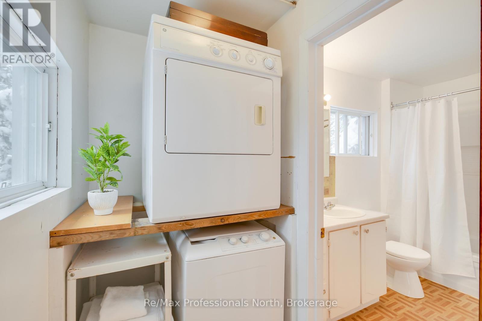 1055 Evanswood Drive, Gravenhurst, Ontario  P0E 1G0 - Photo 14 - X12208838