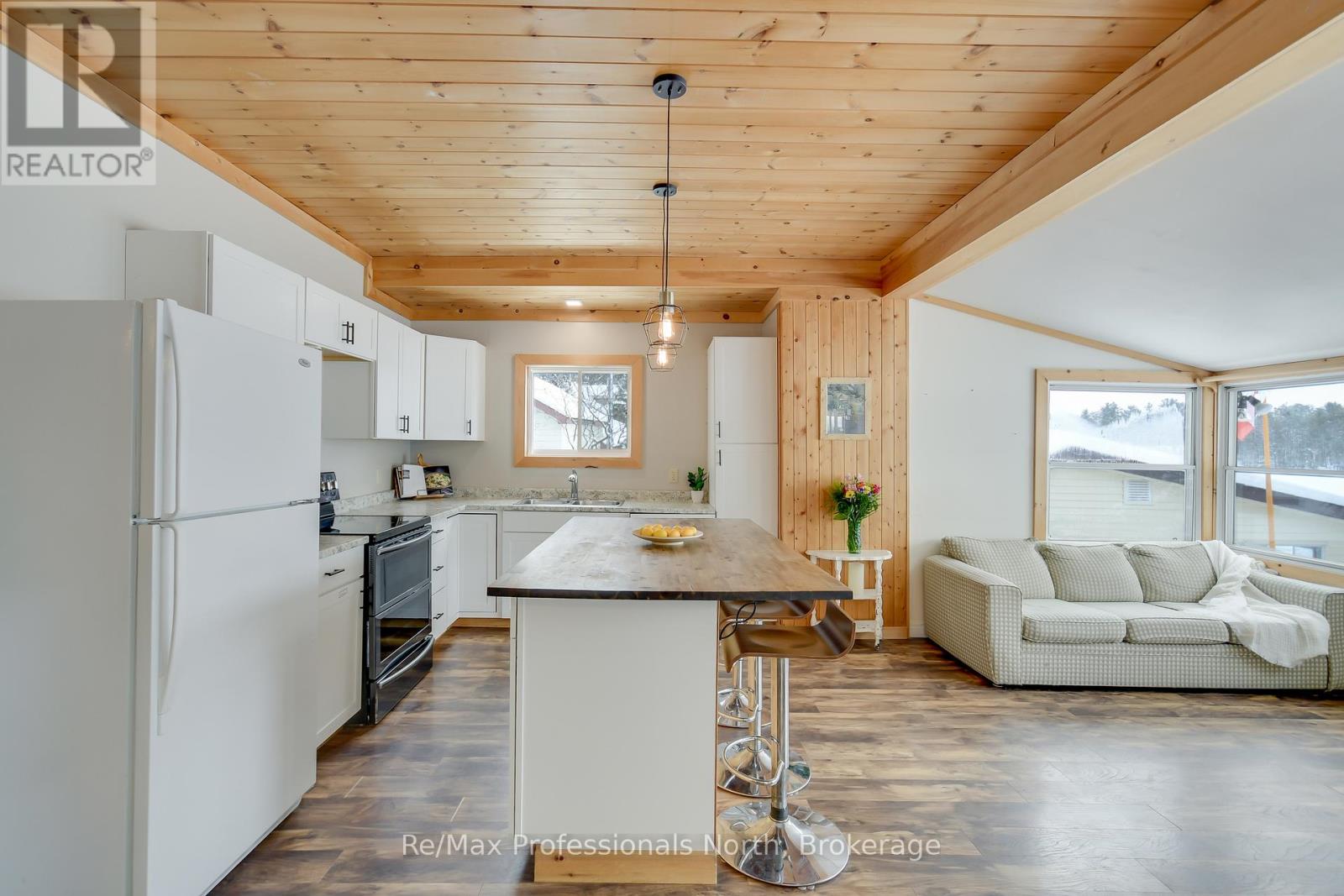 1055 Evanswood Drive, Gravenhurst, Ontario  P0E 1G0 - Photo 6 - X12208838