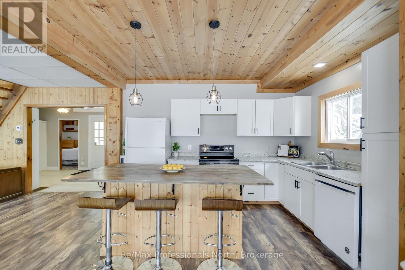 1055 Evanswood Drive, Gravenhurst, Ontario  P0E 1G0 - Photo 7 - X12208838