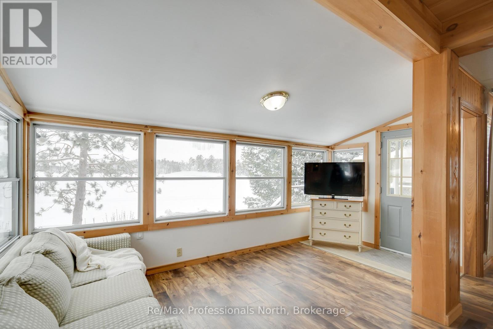 1055 Evanswood Drive, Gravenhurst, Ontario  P0E 1G0 - Photo 9 - X12208838