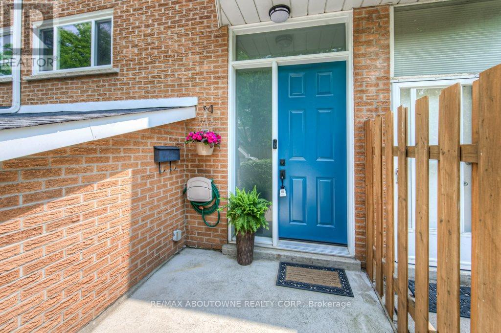 5503 Schueller Crescent, Burlington, Ontario  L7L 3T1 - Photo 2 - W12206494