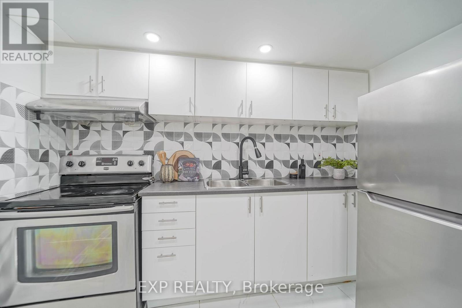 4 Northumberland Street, Toronto, Ontario  M6H 1P7 - Photo 37 - W12208508
