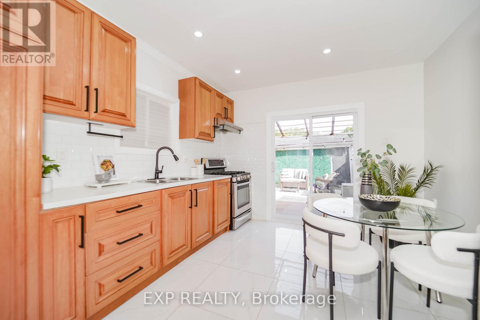 4 Northumberland Street, Toronto, Ontario  M6H 1P7 - Photo 10 - W12208508