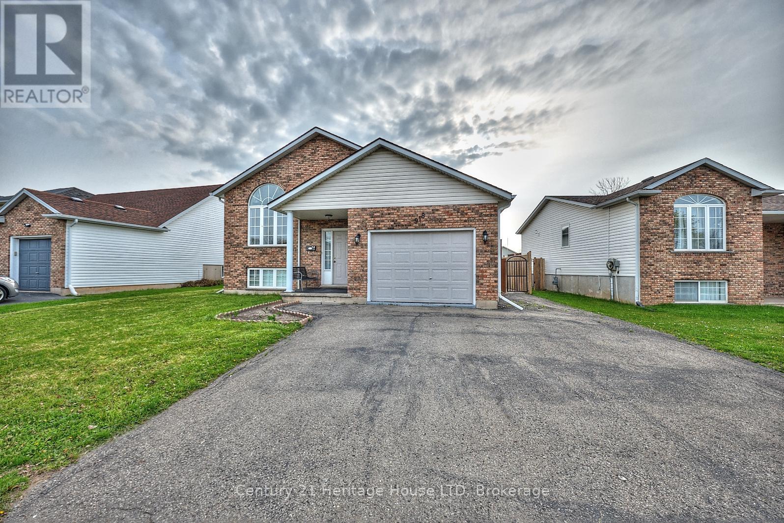 918 Concession Road, Fort Erie, Ontario  L2A 6B8 - Photo 2 - X12113077