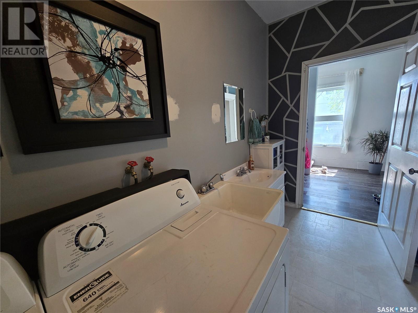 118 9th Street, Weyburn, Saskatchewan  S4H 1E7 - Photo 4 - SK007524
