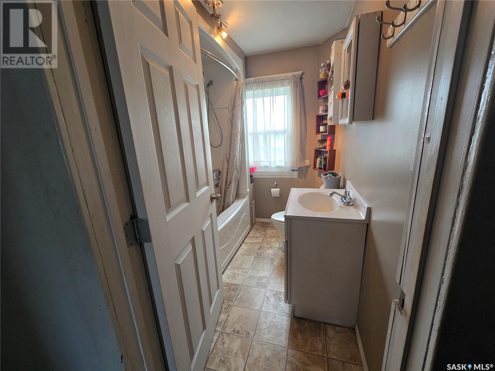 118 9th Street, Weyburn, Saskatchewan  S4H 1E7 - Photo 15 - SK007524