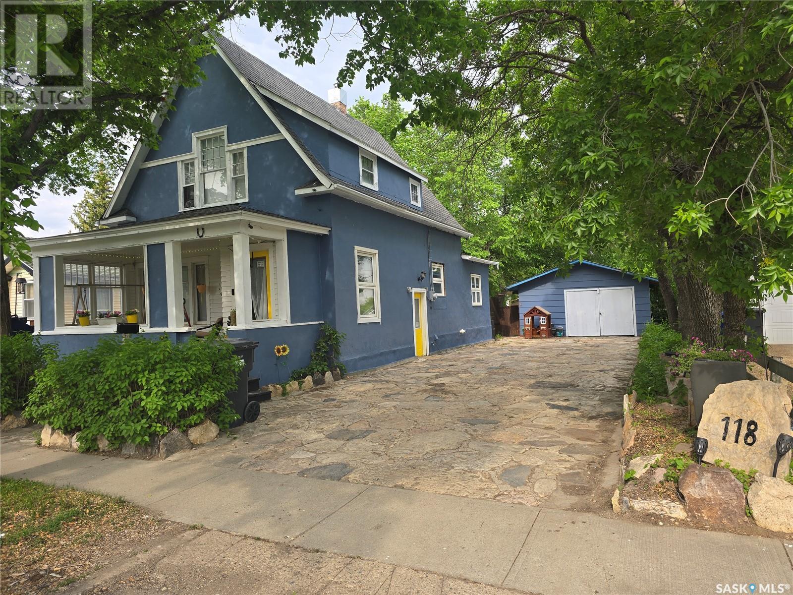 118 9th STREET, Weyburn, Saskatchewan