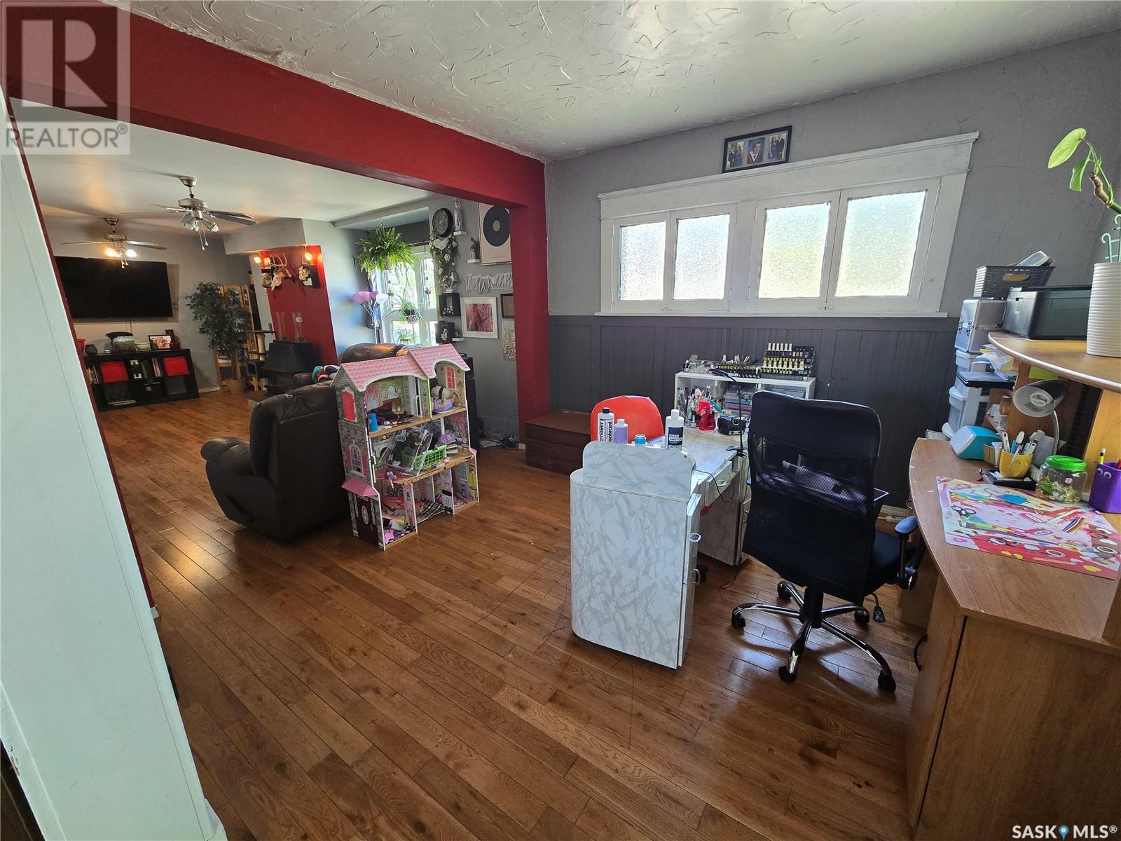 118 9th Street, Weyburn, Saskatchewan  S4H 1E7 - Photo 11 - SK007524